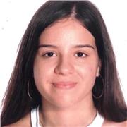 Profesora de matemáticas imparte clases a niños/as de primaria